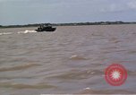 Immagine di Equipaggio a bordo di imbarcazione di pattuglia River Il Vietnam, 1967, secondo 36 filmato di repertorio 65675055570