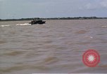 Immagine di Equipaggio a bordo di imbarcazione di pattuglia River Il Vietnam, 1967, secondo 37 filmato di repertorio 65675055570