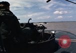 Immagine di Equipaggio a bordo di imbarcazione di pattuglia River Il Vietnam, 1967, secondo 39 filmato di repertorio 65675055570