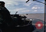 Immagine di Equipaggio a bordo di imbarcazione di pattuglia River Il Vietnam, 1967, secondo 40 filmato di repertorio 65675055570