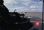 Immagine di Equipaggio a bordo di imbarcazione di pattuglia River Il Vietnam, 1967, secondo 41 filmato di repertorio 65675055570