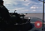 Immagine di Equipaggio a bordo di imbarcazione di pattuglia River Il Vietnam, 1967, secondo 42 filmato di repertorio 65675055570