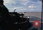 Immagine di Equipaggio a bordo di imbarcazione di pattuglia River Il Vietnam, 1967, secondo 43 filmato di repertorio 65675055570