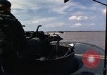 Immagine di Equipaggio a bordo di imbarcazione di pattuglia River Il Vietnam, 1967, secondo 44 filmato di repertorio 65675055570