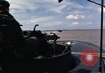 Immagine di Equipaggio a bordo di imbarcazione di pattuglia River Il Vietnam, 1967, secondo 45 filmato di repertorio 65675055570