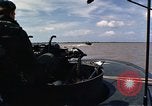 Immagine di Equipaggio a bordo di imbarcazione di pattuglia River Il Vietnam, 1967, secondo 46 filmato di repertorio 65675055570