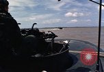 Immagine di Equipaggio a bordo di imbarcazione di pattuglia River Il Vietnam, 1967, secondo 47 filmato di repertorio 65675055570