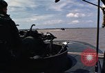 Immagine di Equipaggio a bordo di imbarcazione di pattuglia River Il Vietnam, 1967, secondo 48 filmato di repertorio 65675055570