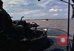 Immagine di Equipaggio a bordo di imbarcazione di pattuglia River Il Vietnam, 1967, secondo 49 filmato di repertorio 65675055570