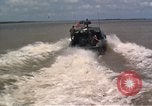 Immagine di Equipaggio a bordo di imbarcazione di pattuglia River Il Vietnam, 1967, secondo 50 filmato di repertorio 65675055570