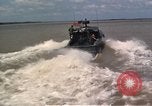 Immagine di Equipaggio a bordo di imbarcazione di pattuglia River Il Vietnam, 1967, secondo 51 filmato di repertorio 65675055570