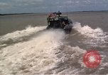 Immagine di Equipaggio a bordo di imbarcazione di pattuglia River Il Vietnam, 1967, secondo 52 filmato di repertorio 65675055570