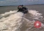 Immagine di Equipaggio a bordo di imbarcazione di pattuglia River Il Vietnam, 1967, secondo 53 filmato di repertorio 65675055570