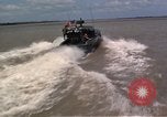 Immagine di Equipaggio a bordo di imbarcazione di pattuglia River Il Vietnam, 1967, secondo 54 filmato di repertorio 65675055570
