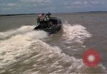Immagine di Equipaggio a bordo di imbarcazione di pattuglia River Il Vietnam, 1967, secondo 55 filmato di repertorio 65675055570
