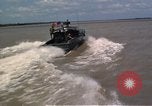 Immagine di Equipaggio a bordo di imbarcazione di pattuglia River Il Vietnam, 1967, secondo 56 filmato di repertorio 65675055570