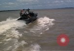 Immagine di Equipaggio a bordo di imbarcazione di pattuglia River Il Vietnam, 1967, secondo 57 filmato di repertorio 65675055570
