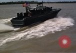 Immagine di Equipaggio a bordo di imbarcazione di pattuglia River Il Vietnam, 1967, secondo 58 filmato di repertorio 65675055570