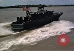 Immagine di Equipaggio a bordo di imbarcazione di pattuglia River Il Vietnam, 1967, secondo 59 filmato di repertorio 65675055570