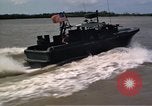 Immagine di Equipaggio a bordo di imbarcazione di pattuglia River Il Vietnam, 1967, secondo 60 filmato di repertorio 65675055570