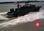 Immagine di Equipaggio a bordo di imbarcazione di pattuglia River Il Vietnam, 1967, secondo 61 filmato di repertorio 65675055570
