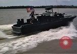 Immagine di Equipaggio a bordo di imbarcazione di pattuglia River Il Vietnam, 1967, secondo 62 filmato di repertorio 65675055570
