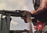 Immagine di Equipaggio a bordo di imbarcazione di pattuglia River Il Vietnam, 1967, secondo 10 filmato di repertorio 65675055571
