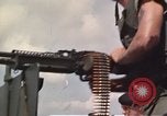 Immagine di Equipaggio a bordo di imbarcazione di pattuglia River Il Vietnam, 1967, secondo 11 filmato di repertorio 65675055571