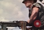 Immagine di Equipaggio a bordo di imbarcazione di pattuglia River Il Vietnam, 1967, secondo 12 filmato di repertorio 65675055571