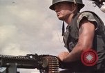 Immagine di Equipaggio a bordo di imbarcazione di pattuglia River Il Vietnam, 1967, secondo 13 filmato di repertorio 65675055571