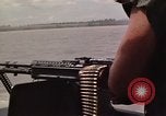 Immagine di Equipaggio a bordo di imbarcazione di pattuglia River Il Vietnam, 1967, secondo 14 filmato di repertorio 65675055571