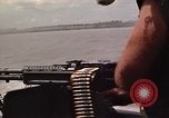 Immagine di Equipaggio a bordo di imbarcazione di pattuglia River Il Vietnam, 1967, secondo 15 filmato di repertorio 65675055571