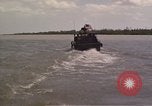 Immagine di Equipaggio a bordo di imbarcazione di pattuglia River Il Vietnam, 1967, secondo 16 filmato di repertorio 65675055571