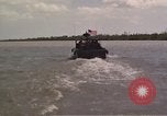 Immagine di Equipaggio a bordo di imbarcazione di pattuglia River Il Vietnam, 1967, secondo 17 filmato di repertorio 65675055571