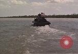 Immagine di Equipaggio a bordo di imbarcazione di pattuglia River Il Vietnam, 1967, secondo 18 filmato di repertorio 65675055571