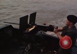 Immagine di Equipaggio a bordo di imbarcazione di pattuglia River Il Vietnam, 1967, secondo 19 filmato di repertorio 65675055571