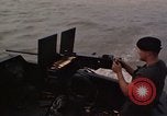 Immagine di Equipaggio a bordo di imbarcazione di pattuglia River Il Vietnam, 1967, secondo 20 filmato di repertorio 65675055571