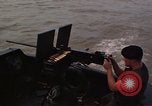 Immagine di Equipaggio a bordo di imbarcazione di pattuglia River Il Vietnam, 1967, secondo 21 filmato di repertorio 65675055571