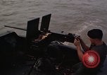 Immagine di Equipaggio a bordo di imbarcazione di pattuglia River Il Vietnam, 1967, secondo 22 filmato di repertorio 65675055571