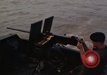 Immagine di Equipaggio a bordo di imbarcazione di pattuglia River Il Vietnam, 1967, secondo 23 filmato di repertorio 65675055571