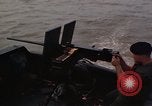 Immagine di Equipaggio a bordo di imbarcazione di pattuglia River Il Vietnam, 1967, secondo 24 filmato di repertorio 65675055571