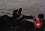 Immagine di Equipaggio a bordo di imbarcazione di pattuglia River Il Vietnam, 1967, secondo 25 filmato di repertorio 65675055571