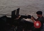 Immagine di Equipaggio a bordo di imbarcazione di pattuglia River Il Vietnam, 1967, secondo 26 filmato di repertorio 65675055571