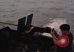 Immagine di Equipaggio a bordo di imbarcazione di pattuglia River Il Vietnam, 1967, secondo 27 filmato di repertorio 65675055571