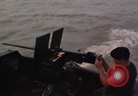 Immagine di Equipaggio a bordo di imbarcazione di pattuglia River Il Vietnam, 1967, secondo 28 filmato di repertorio 65675055571