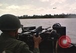 Immagine di Equipaggio a bordo di imbarcazione di pattuglia River Il Vietnam, 1967, secondo 36 filmato di repertorio 65675055571