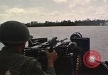 Immagine di Equipaggio a bordo di imbarcazione di pattuglia River Il Vietnam, 1967, secondo 37 filmato di repertorio 65675055571