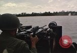 Immagine di Equipaggio a bordo di imbarcazione di pattuglia River Il Vietnam, 1967, secondo 38 filmato di repertorio 65675055571