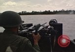 Immagine di Equipaggio a bordo di imbarcazione di pattuglia River Il Vietnam, 1967, secondo 39 filmato di repertorio 65675055571