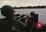 Immagine di Equipaggio a bordo di imbarcazione di pattuglia River Il Vietnam, 1967, secondo 40 filmato di repertorio 65675055571